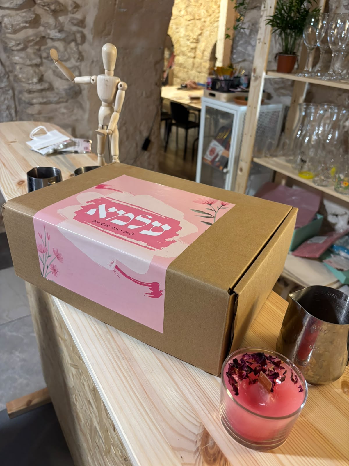 ערכת יצירה של סטודיו עלמא ארוזה בקופסה בסטודיו