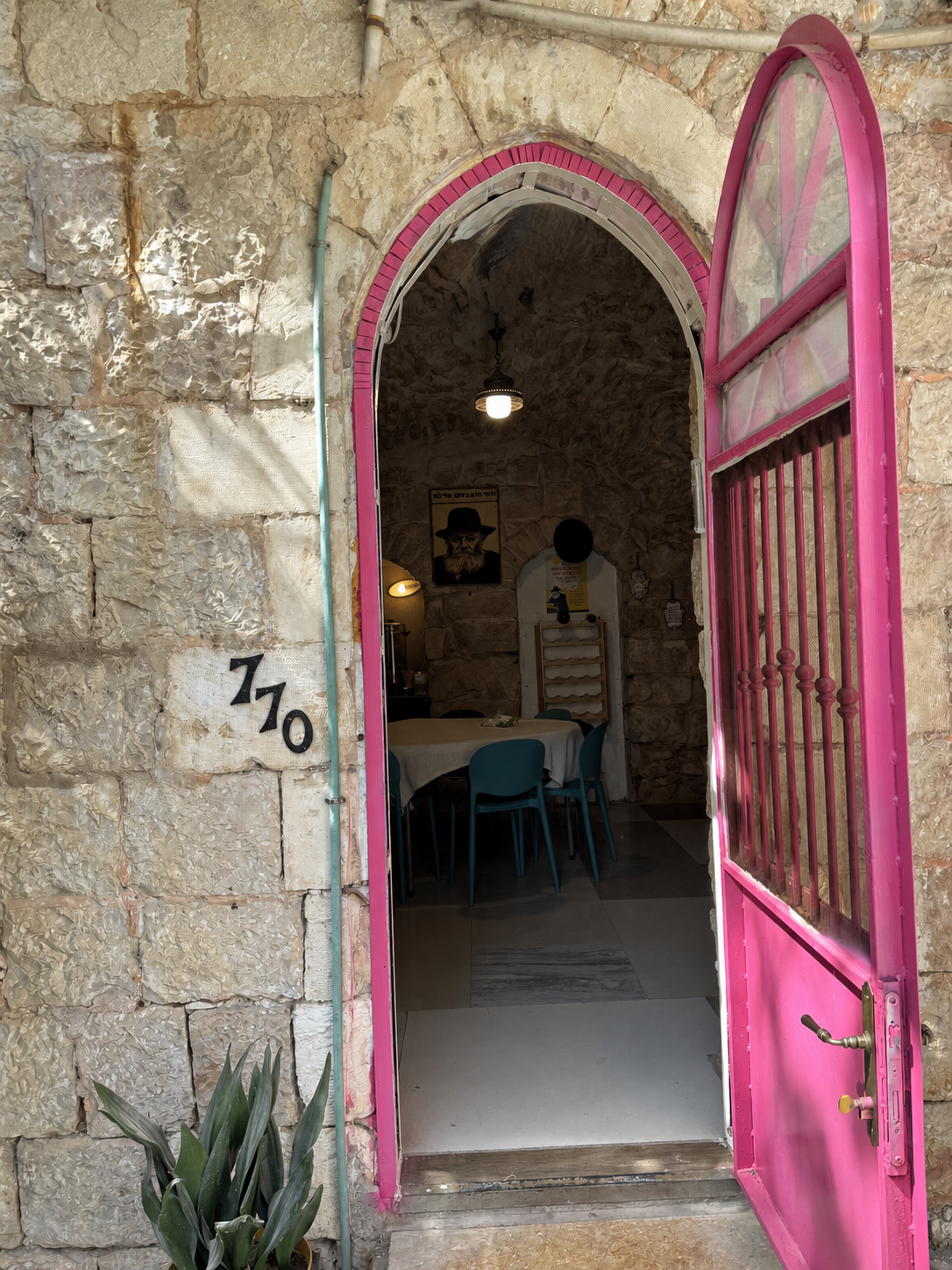 הכניסה לסטודיו עלמא בירושלים