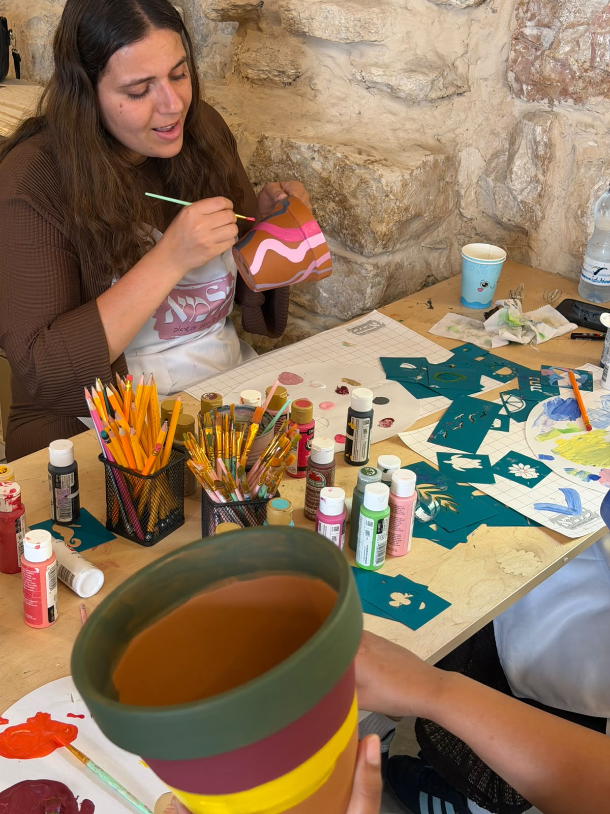 צביעת עציץ טרקוטה בסטודיו